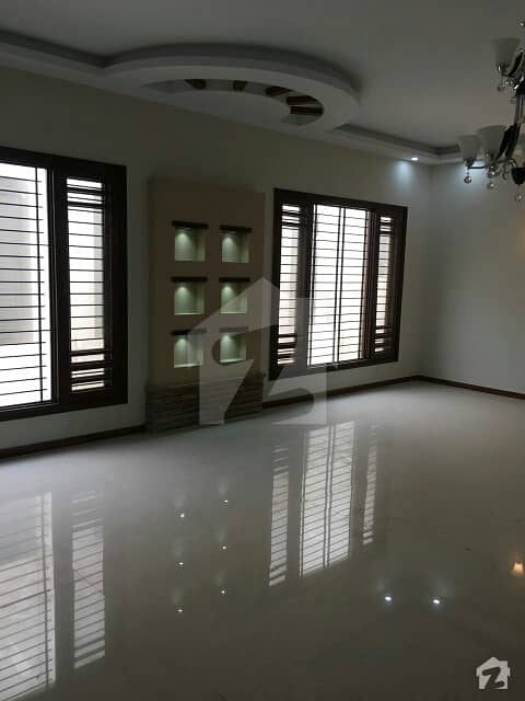DHA Phase 5 Bungalow outstanding 5 Bedrooms Drawing Dining Huge Lounge Parking Rent