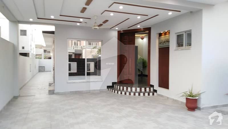 ای ایم ای سوسائٹی ۔ بلاک ڈی ای ایم ای سوسائٹی لاہور میں 5 کمروں کا 1 کنال مکان 4. 5 کروڑ میں برائے فروخت۔