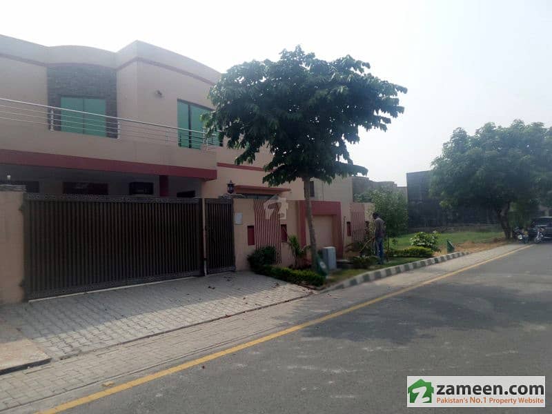 12 Marla New House Facing Park In Sukh Chayn Gardens - Block E