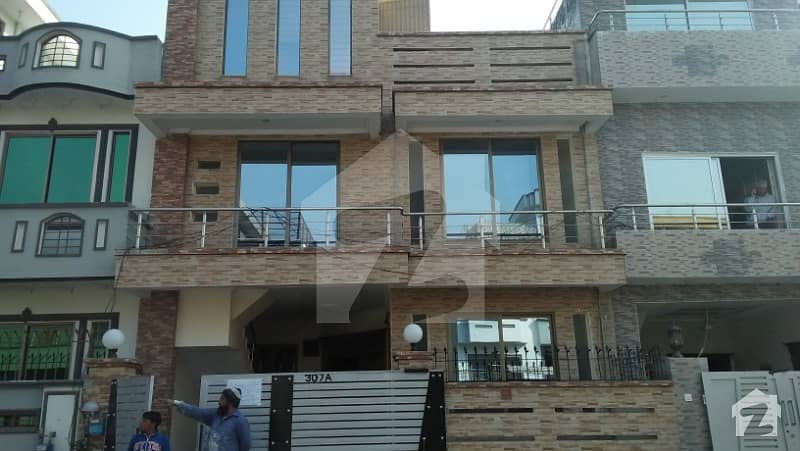 8 Marla Luxury House For Rent