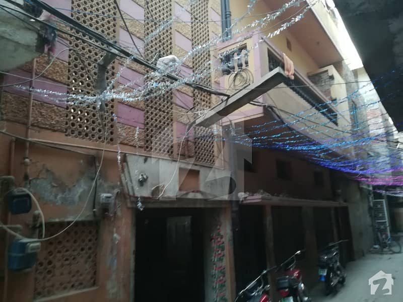 اچھرہ لاہور میں 6 کمروں کا 6 مرلہ مکان 99 لاکھ میں برائے فروخت۔