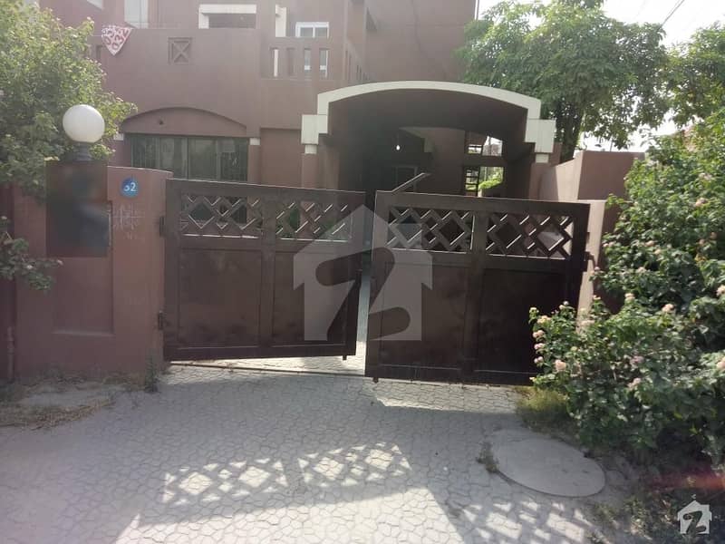 House Is Available For Sale In Eden Avenue