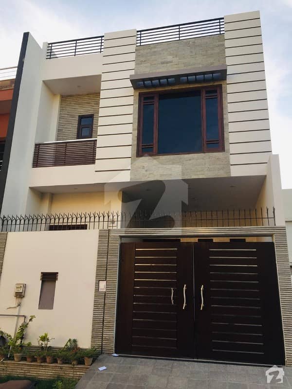 ڈی ایچ اے فیز 7 ایکسٹینشن ڈی ایچ اے ڈیفینس کراچی میں 3 کمروں کا 4 مرلہ مکان 3. 7 کروڑ میں برائے فروخت۔
