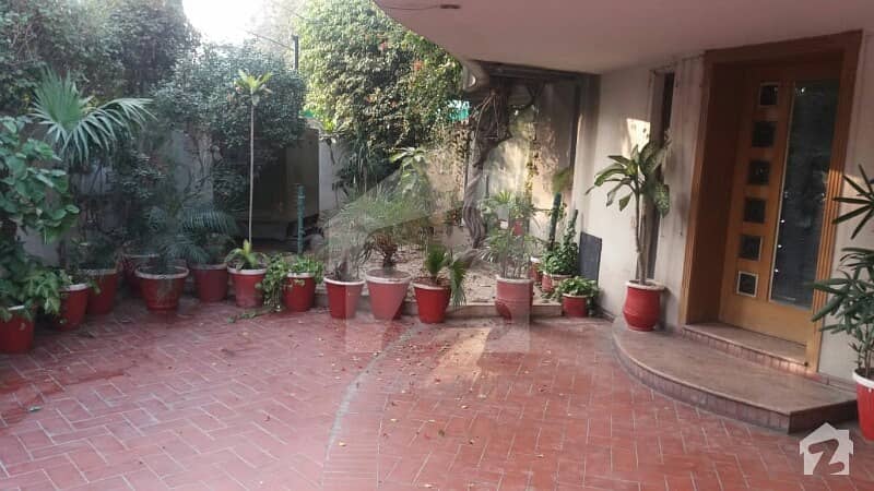 بریج کالونی کینٹ لاہور میں 5 کمروں کا 1 کنال مکان 1.3 لاکھ میں کرایہ پر دستیاب ہے۔