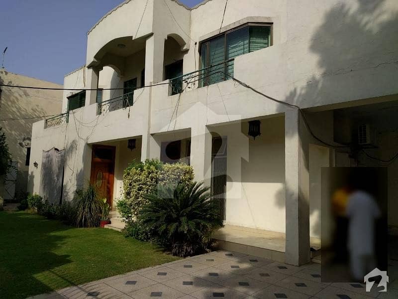 10 Marla 3 Story 7 Bed Fully Marble Tiled Near Wahdat Road House For Sale