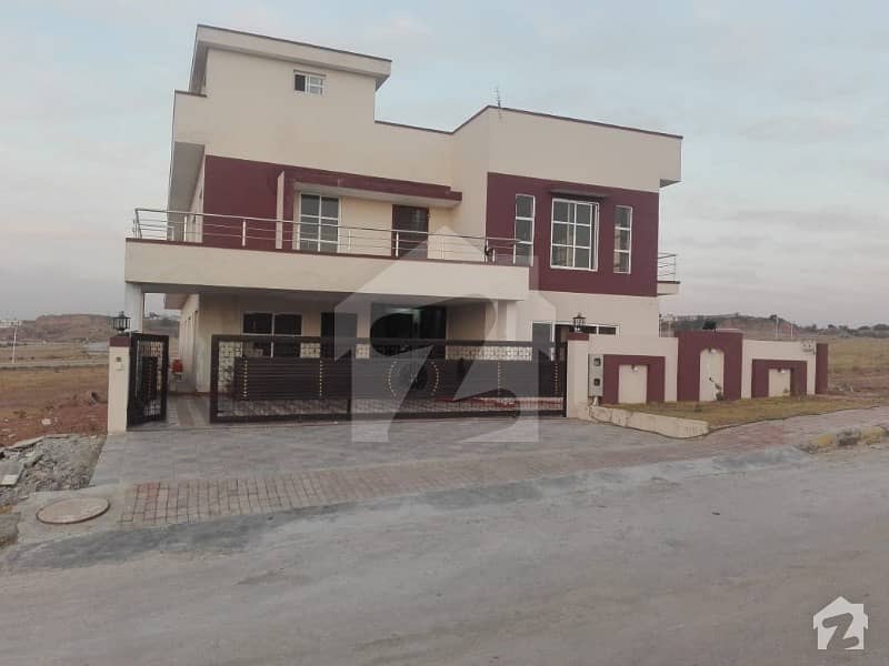 1 Kanal Beautiful House 15 Marla Extra Land In Bahria Town