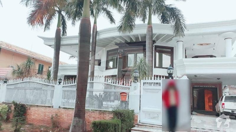 F10house available for rent beautiful location house