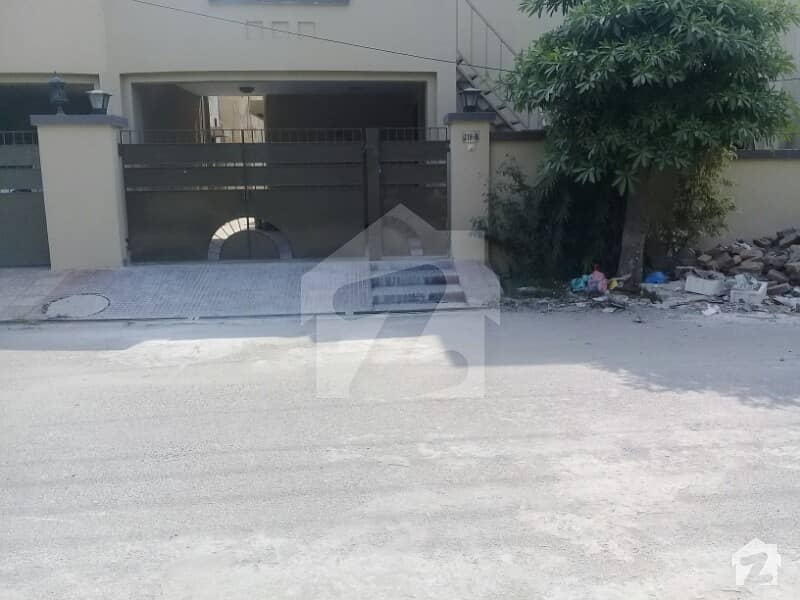 10 Marla Facing Park Brand New Portion For Rent In Punjab Society