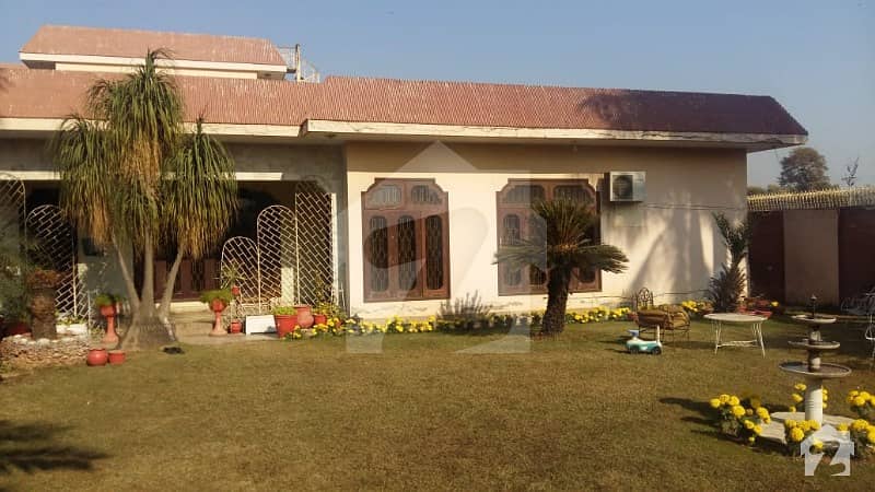 House 2 kanal on top location Mahmood Gaznvi Road Sialkot