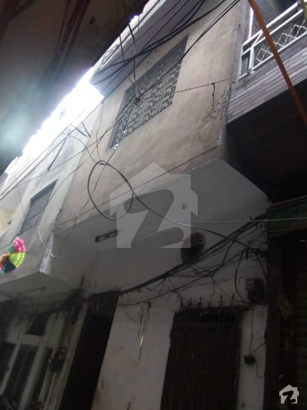 اچھرہ لاہور میں 5 کمروں کا 2 مرلہ مکان 1 کروڑ میں برائے فروخت۔