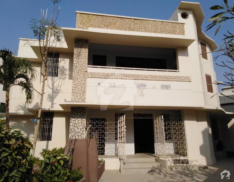 پی ای سی ایچ ایس بلاک 6 پی ای سی ایچ ایس جمشید ٹاؤن کراچی میں 7 کمروں کا 2 کنال مکان 6.5 لاکھ میں کرایہ پر دستیاب ہے۔