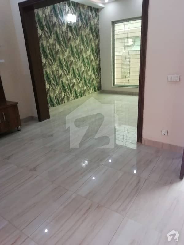 5 marla upper portion for rent in available and gas and electricity and park and Lgs school other facilities and play ground