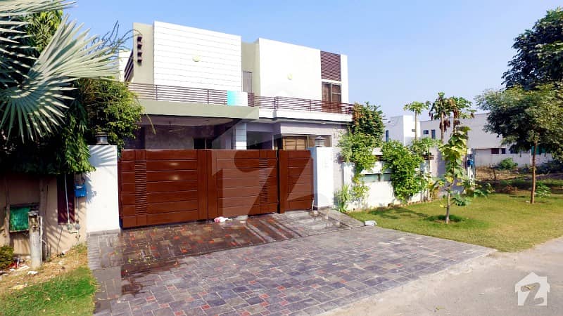 One Kanal Slightly Use Bungalow For Rent Near Park Prime Location