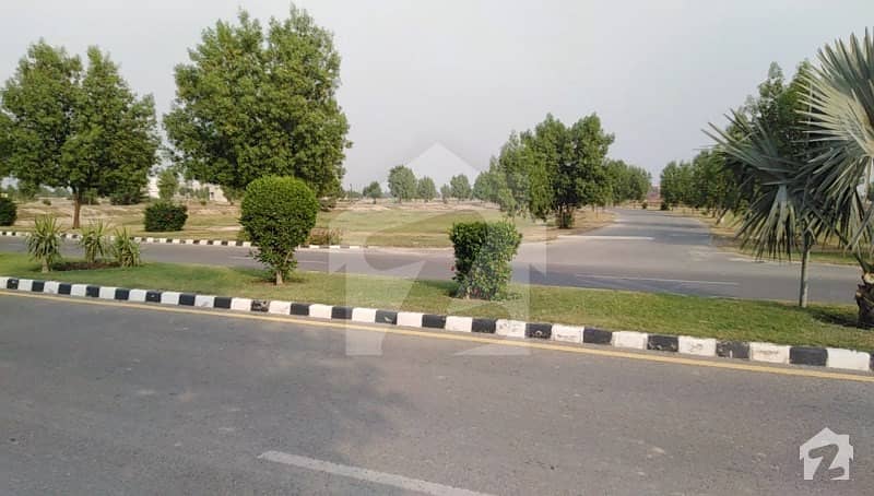 1 Kanal Plot Next To Corner And Back Of Main Boulevard With Possession