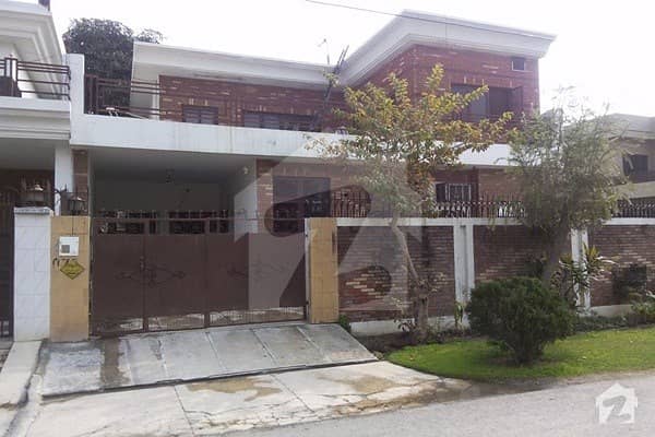 گارڈن ٹاؤن - احمد بلاک گارڈن ٹاؤن لاہور میں 5 کمروں کا 2 کنال مکان 5.25 لاکھ میں کرایہ پر دستیاب ہے۔