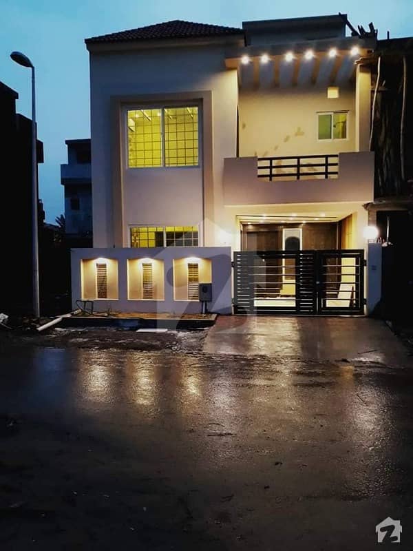 Straight Elevation Stylish 5 Marla Double Unit House In Bahria Town