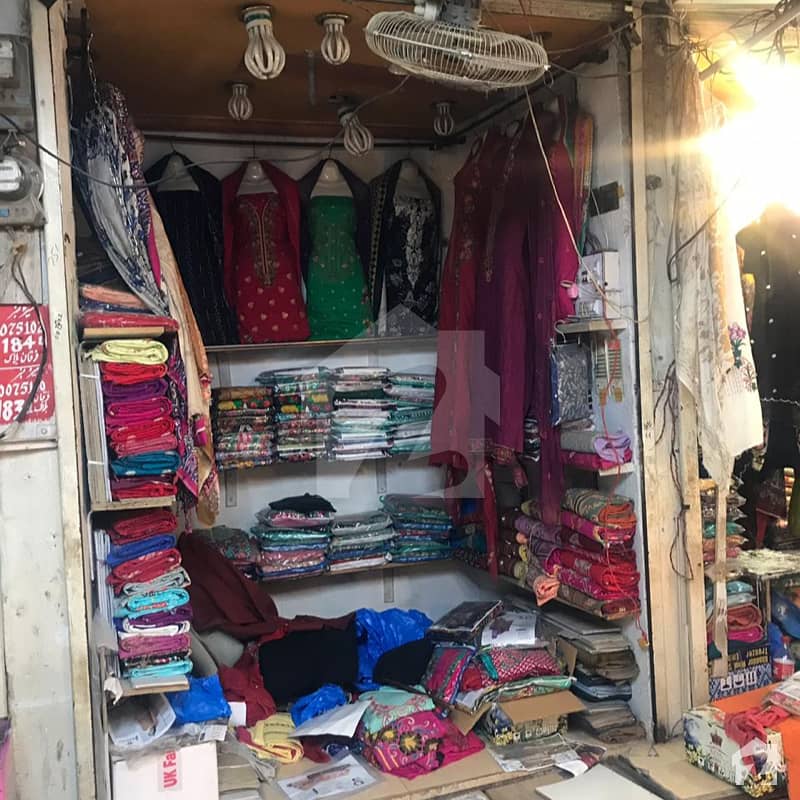 best wholesale cloth market in lahore population