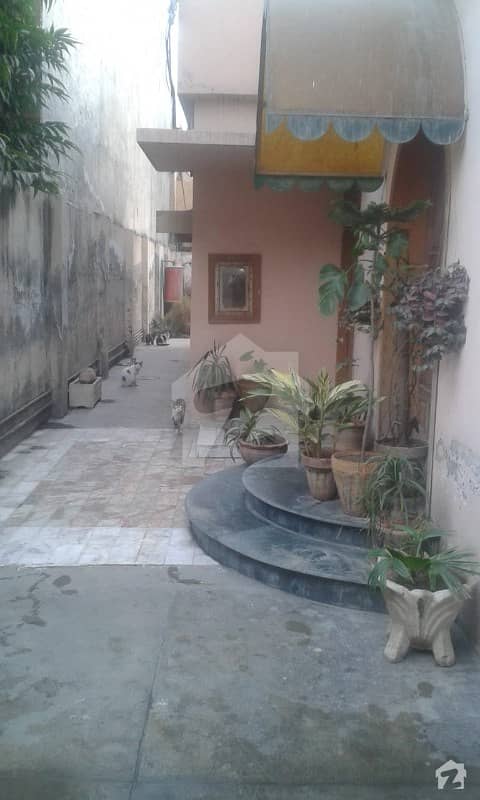 گلبرگ لاہور میں 4 کمروں کا 1 کنال مکان 4 کروڑ میں برائے فروخت۔
