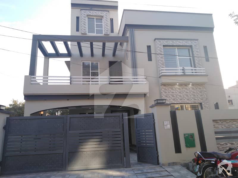 10 Marla Brand New Excellent Location For Sale