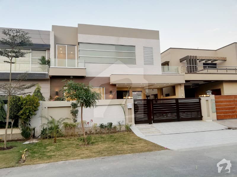 10 Marla Luxurious House with Full Basement For Sale In DHA Lahore