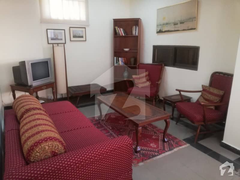 Fully Furnished One Bed Studio With Living Room
