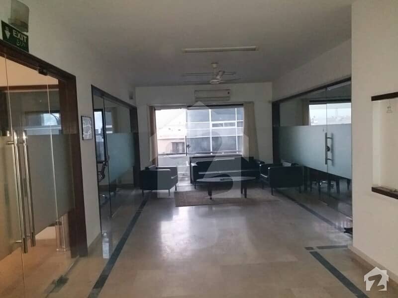 OFFICE IS AVAILABLE FOR RENT 200 SQUARE FET