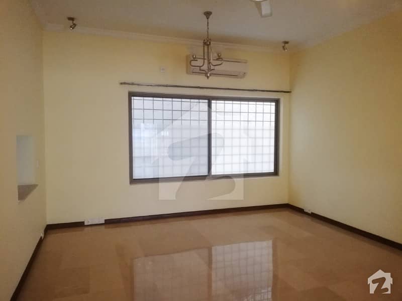 Corner And Secured 6 Bed House With Air Cons And Basement