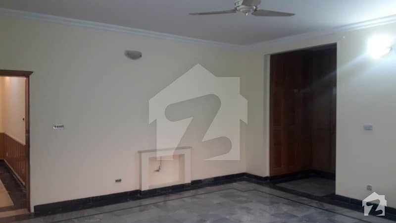 F-11 House 600 Sq Yd 7 Bedrooms With Attached Stylish Bathrooms For Rent