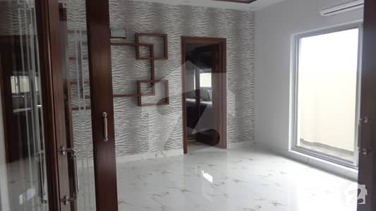 Gulberg 3 ideal location 1 kanal upper portion for small family