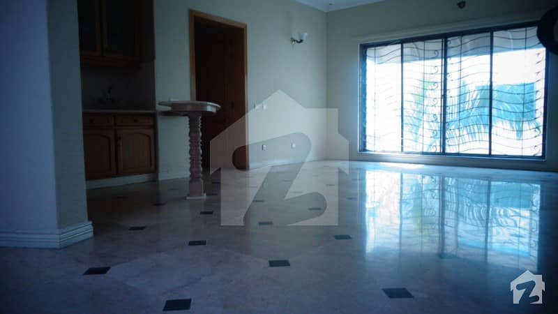 Gulberg 3 nice location 1 kanal upper portion for silent office for rent