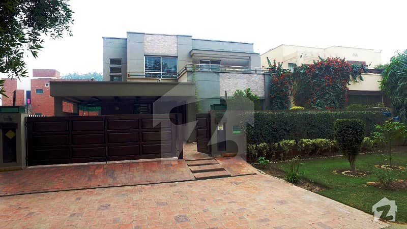 One Kanal Luxury Bungalow Near Park Direct Approach From Main Boulevard