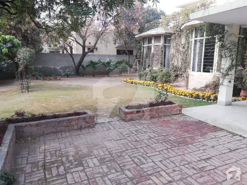 SIAL ESTATE OFFERS 2 KANAL HOUSE IN MODEL TOWN