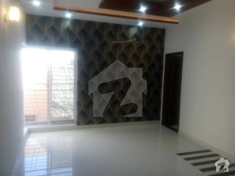 12 Marla ALMOST BRAND NEW OUTCLASS UPPER Portion in JOHAR TOWN BLOCK F2 NEAR PARK