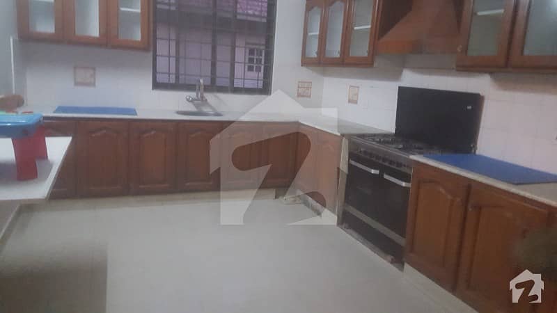 Upper Portion With Servant Quarter Is Available For Rent in I8