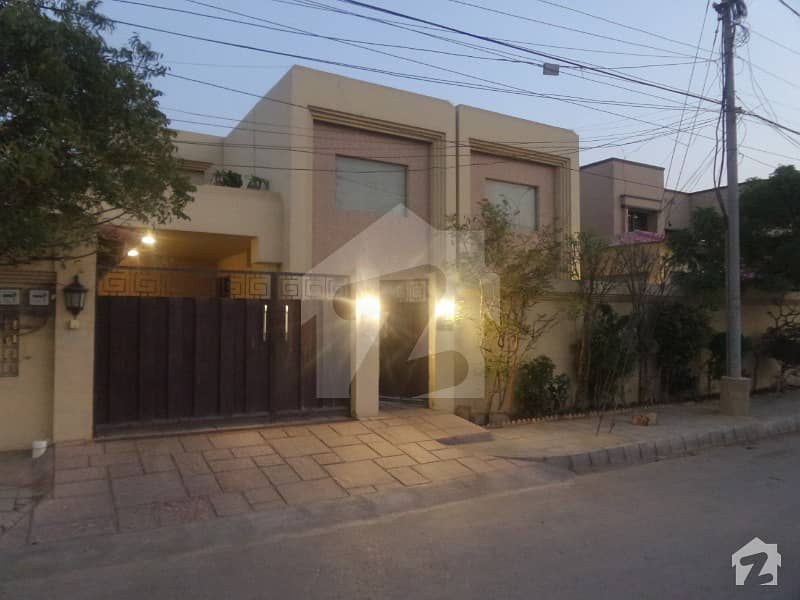 ڈی ایچ اے فیز 6 ڈی ایچ اے کراچی میں 6 کمروں کا 1.2 کنال مکان 11.5 کروڑ میں برائے فروخت۔