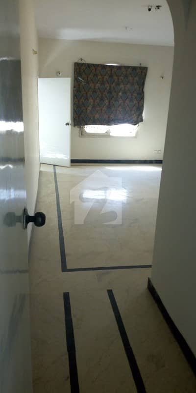Gulshaneiqbal  Block 4 - 600 Sq Yards First Floor For Rent 3 Bed Dd Elect Gas Meter Is Separate