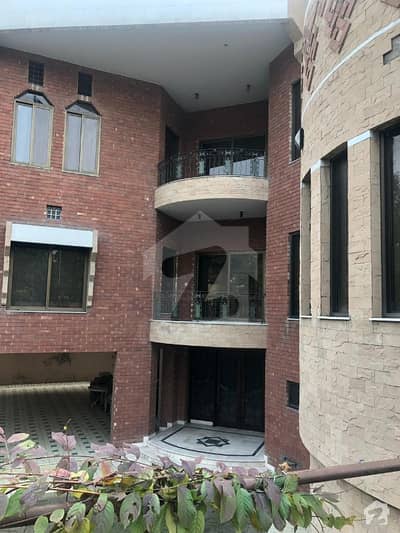 فالکنز انکلیو کینٹ لاہور میں 4 کمروں کا 1. 6 کنال مکان 20 کروڑ میں برائے فروخت۔