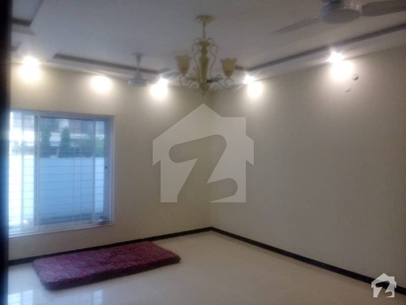 1 Kanal ALMOST BRAND NEW OUTCLASS UPPER PORTION in Valencia town at prime location BLOCK C1 NEAR PARK