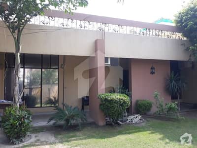 kanal total furnished  bungalow of 4 beds etc. 4 office use in Garden Town