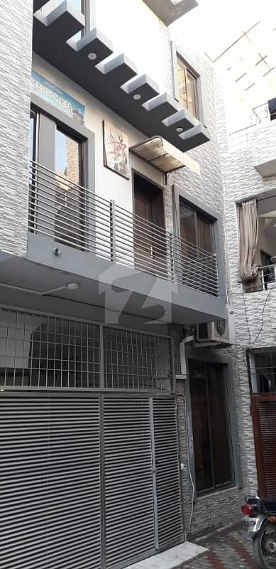 مسلم ٹاؤن لاہور میں 4 کمروں کا 4 مرلہ مکان 1. 4 کروڑ میں برائے فروخت۔