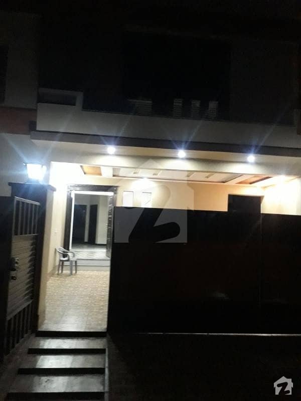 پی آئی اے ہاؤسنگ سکیم لاہور میں 5 کمروں کا 10 مرلہ مکان 2 کروڑ میں برائے فروخت۔