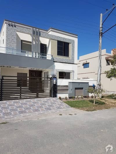 10 Marla Park Facing Ideal House For Sale 10 Marla Park Facing Ideal House For Sale