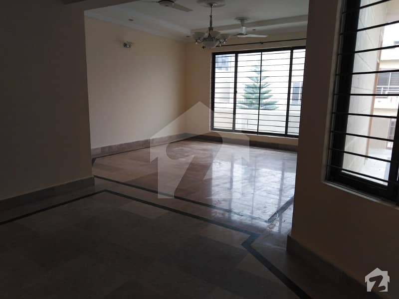 E11 Out Class Location Upper Portion For Rent