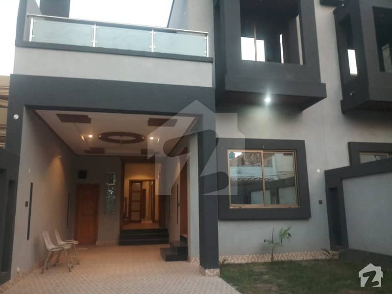 زکریا ٹاؤن ملتان میں 4 کمروں کا 9 مرلہ مکان 1. 4 کروڑ میں برائے فروخت۔