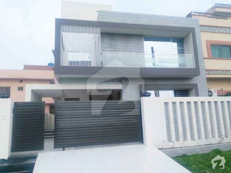10 Marla Brand New Facing Park Superb Bungalow For Sale