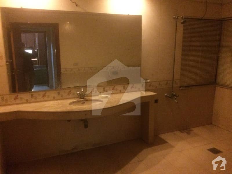 گلبرگ لاہور میں 11 کمروں کا 2 کنال مکان 4.5 لاکھ میں کرایہ پر دستیاب ہے۔