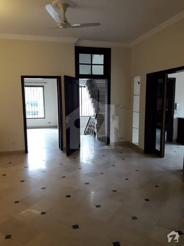 G-10 Beautiful Prime Location 500 Yd Upper Portion 3bed With Bath Available For Rent