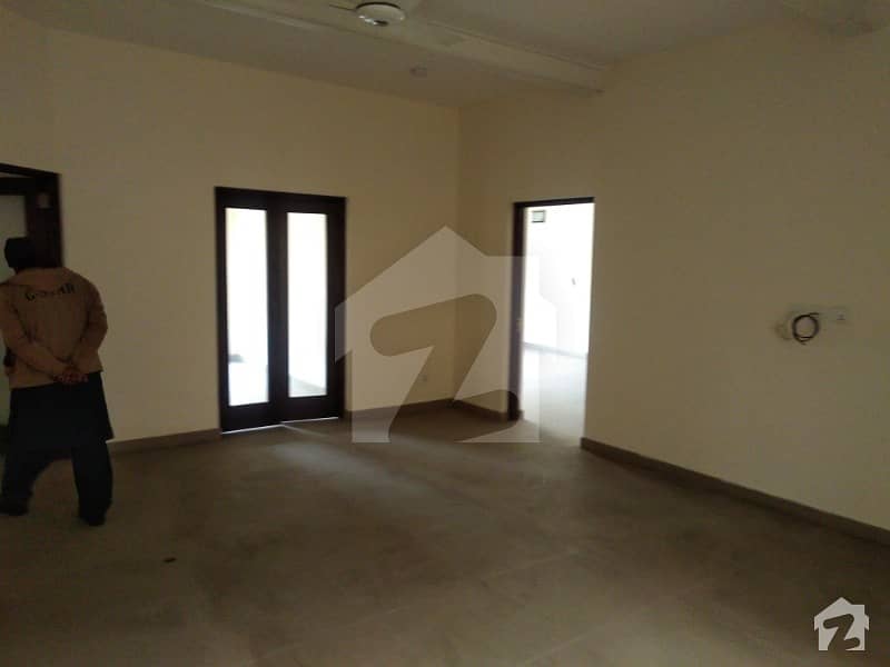 ایم ایم عالم روڈ گلبرگ لاہور میں 5 کمروں کا 1 کنال عمارت 16 کروڑ میں برائے فروخت۔