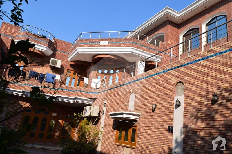 ایم ڈی اے چوک ملتان میں 7 کمروں کا 19 مرلہ مکان 4. 5 کروڑ میں برائے فروخت۔