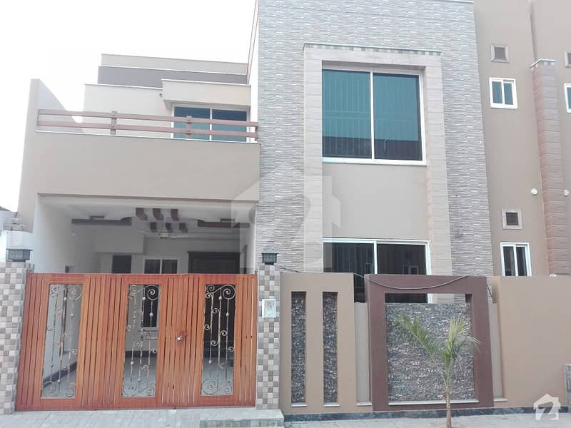 مسلم ٹاؤن فیصل آباد میں 5 مرلہ مکان 1 کروڑ میں برائے فروخت۔